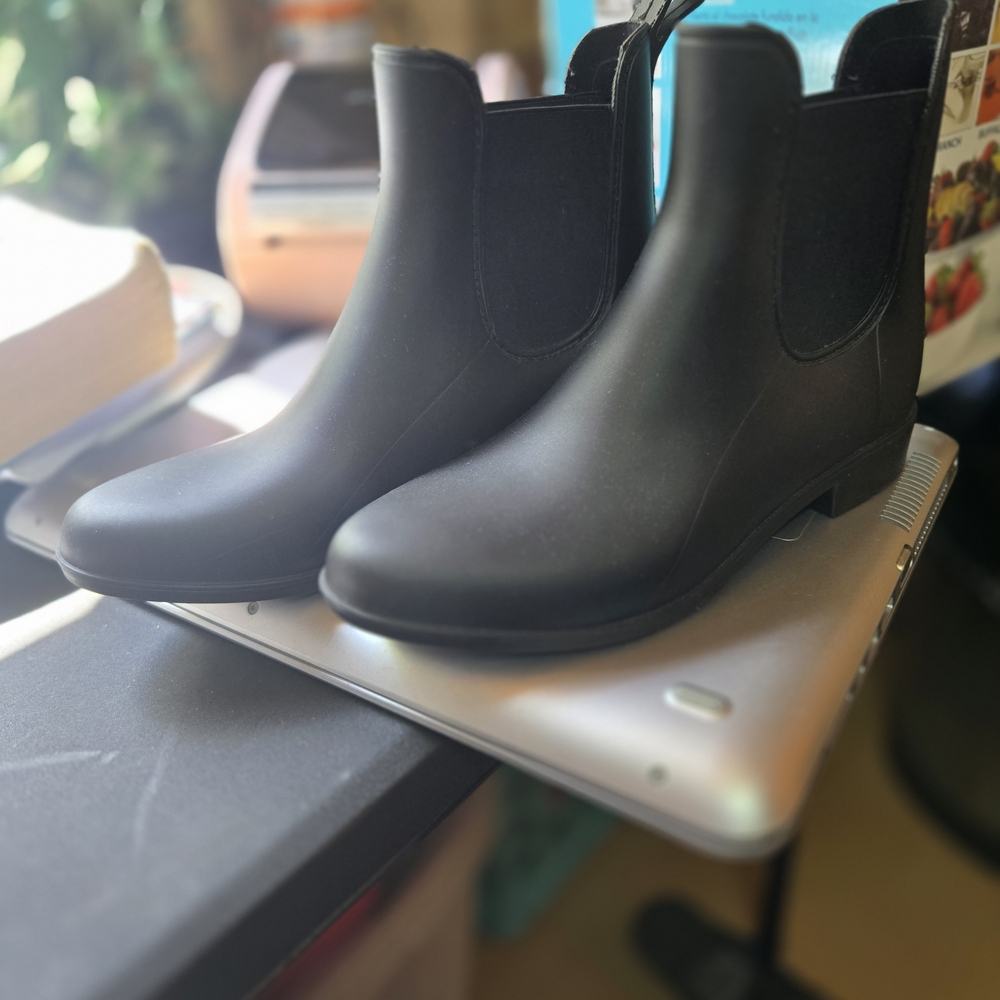 Capelli of New‎ York Black Chelsea Rain Boots